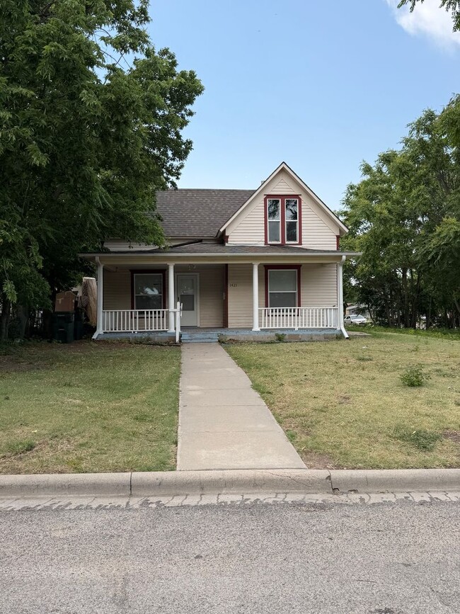 Building Photo - 3 Bedroom, 1.5 Bathroom House