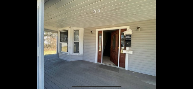 Entrada principal, con una segunda entrada por la parte trasera. - 647 N Main St Unidad 2 Upper