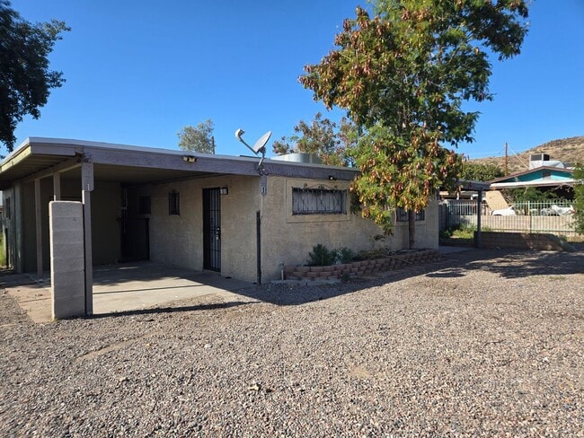 Building Photo - Cozy 2 Bed, 1 Bath in a duplex in Phoenix