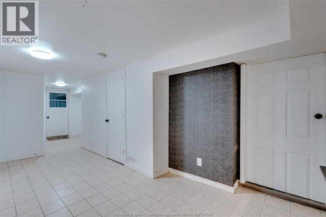 Photo - 1627 Marentette Ave