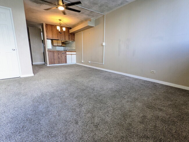 Large Livingroom - 46-270 Kahuhipa St Unit A410