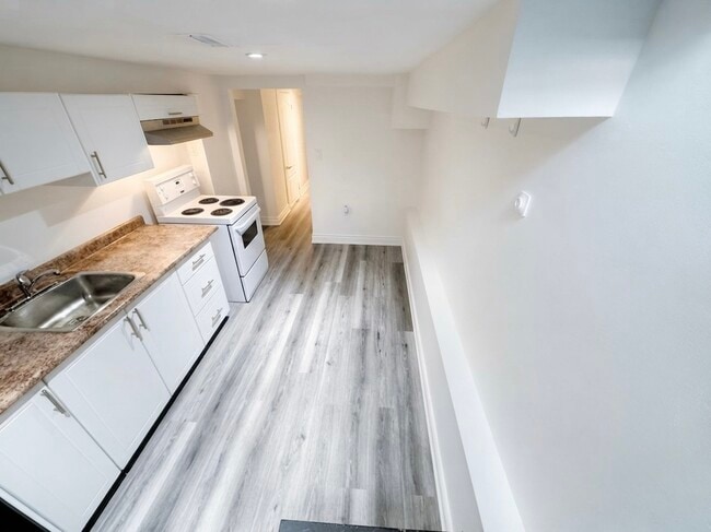 Photo - 909 Palmerston Ave