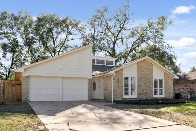Building Photo - 2042 Lexington Woods Dr Rental