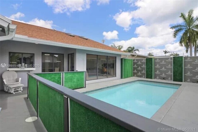 Photo - 270 SE 7th St