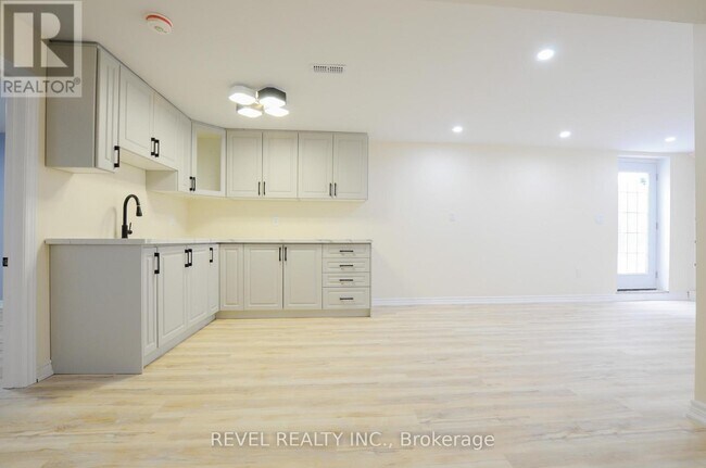 Photo - 412 Olde Village Ln