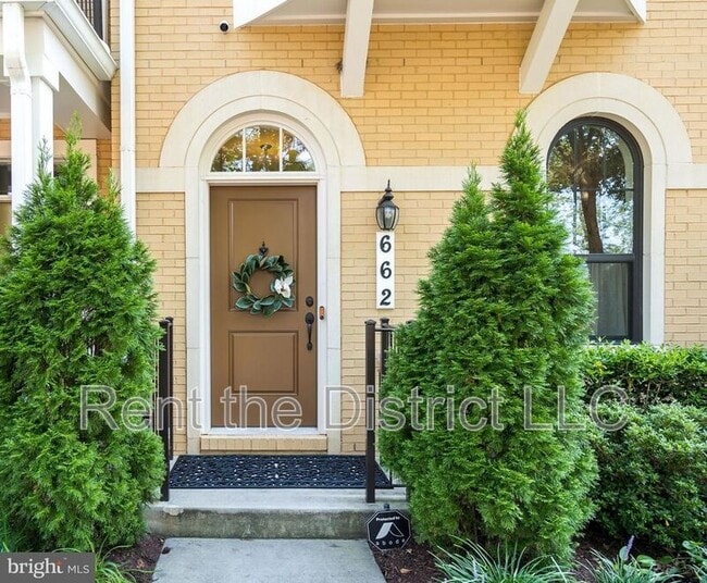 Photo - 662 Kenneth St NE