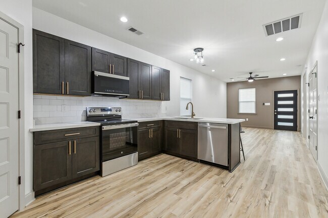 Photo - 3923 Clematis St