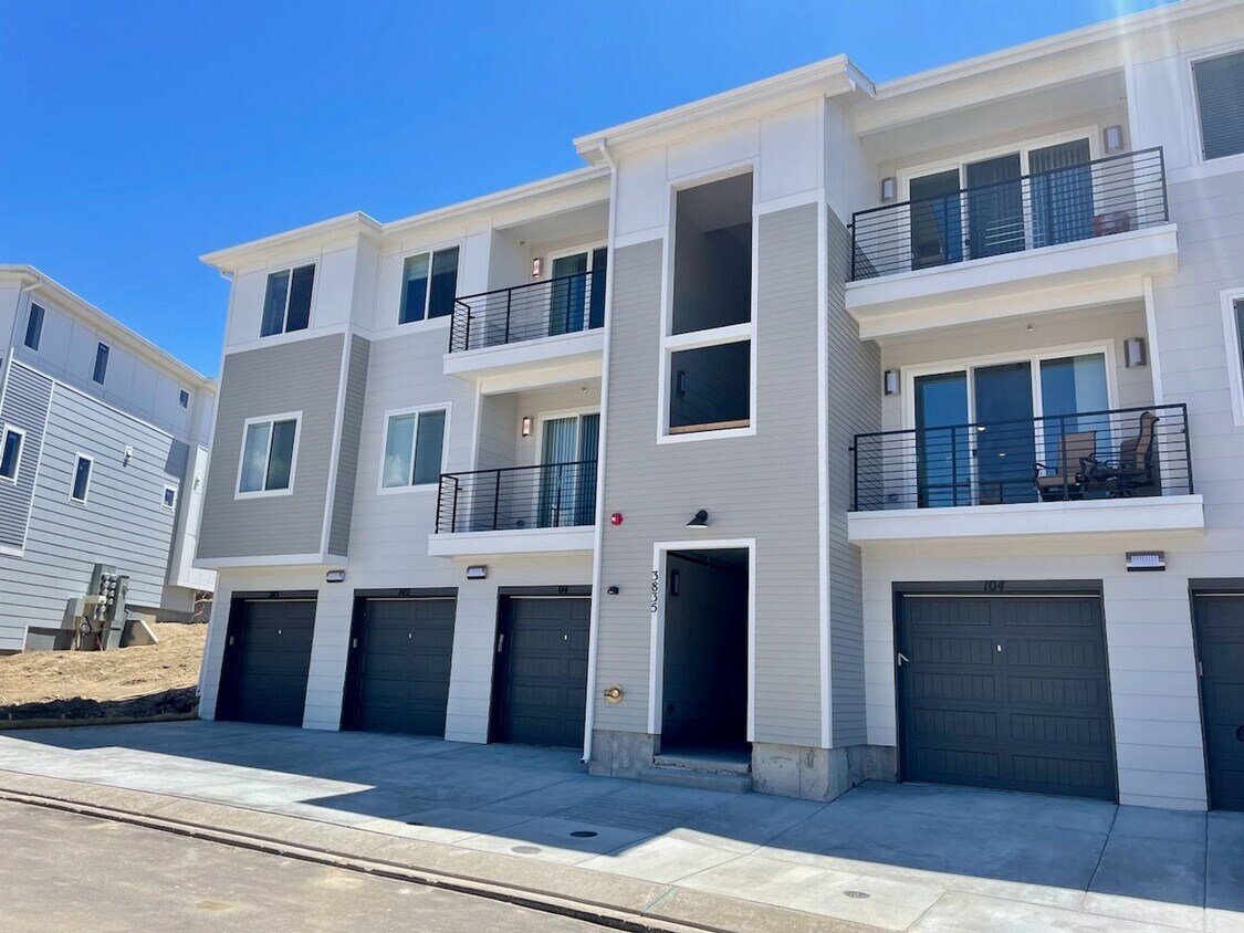 MODERN LUXURY 2BD/2BA/2CAR CONDO in Briargate - MODERN LUXURY 2BD/2BA/2CAR CONDO in Briargate