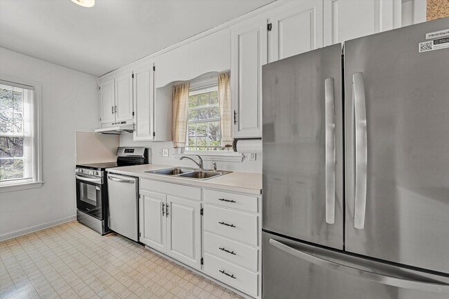 Photo - 2779 Derwent Dr SW