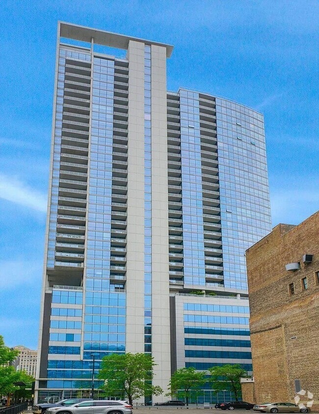 Building Photo - 303 W Ohio St Rental