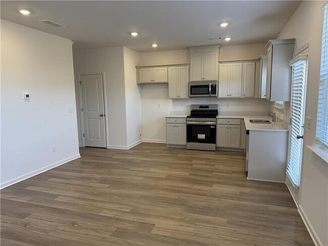 Photo - 180 Milledge Cmns Dr NE