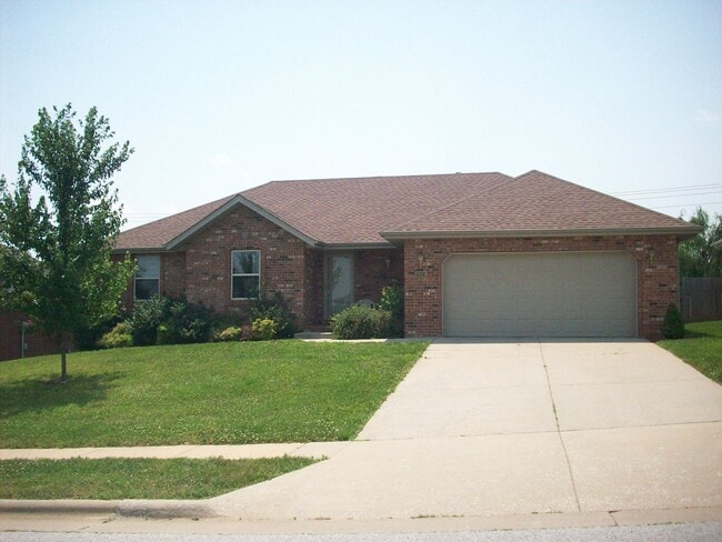 Building Photo - Beautiful 3 bedroom house in quiet mature neighborhood!