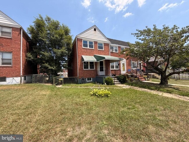 Building Photo - 2717 Creston Rd