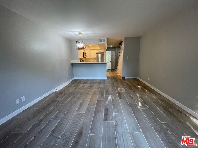 Photo - 7327 Willoughby Ave Unidad 6