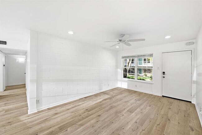 Photo - 300 Crockett St Unit 116