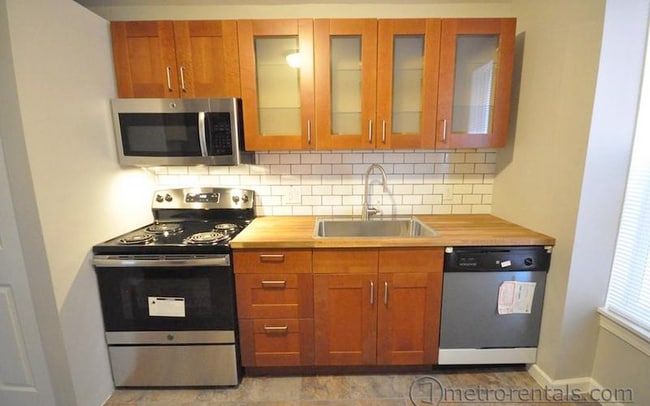 Photo - 452 W 3rd Ave Unidad B