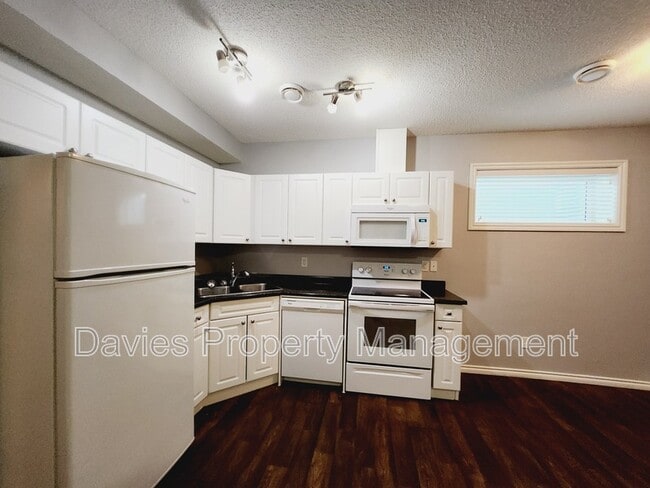 Photo - 21912-21990 90 Ave NW