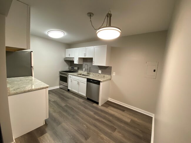 Building Photo - 125 Twin Oaks Dr Unit 208-D