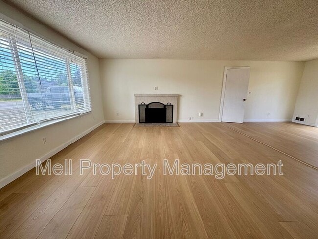 Photo - 222 E I St
