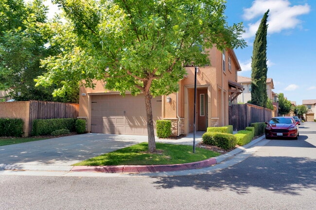 Photo - 1446 Sundial Way