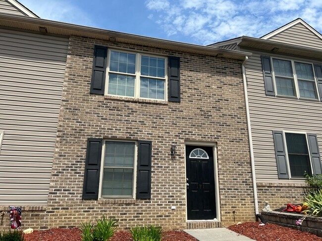 Neat 3 Bedroom and 2.5 Bath Townhouse - Neat 3 Bedroom and 2.5 Bath Townhouse