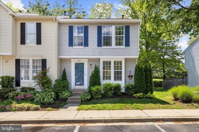 Building Photo - Beautiful End Unit Townhome in Bluffs At Deep Creek!