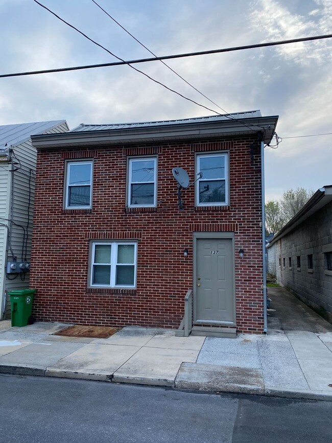 137 N West - 137 N West Apartment Unit 02
