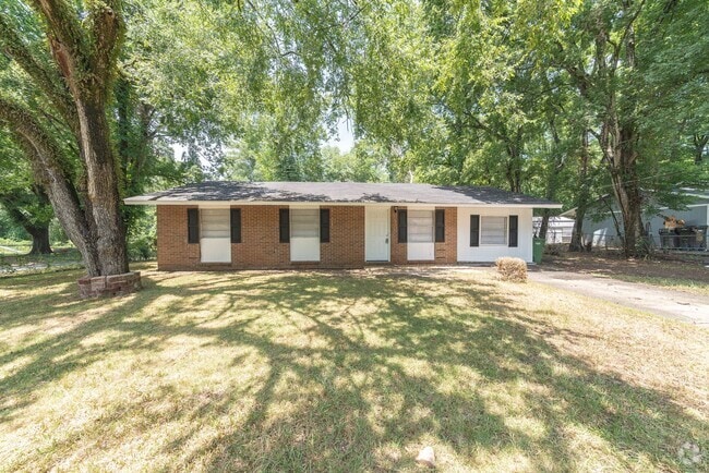 Building Photo - Coming Soon! Spacious 3 Bedroom 1 Bath! Rental