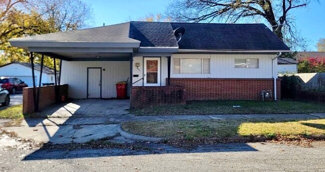 Photo - 504 E 8th St House