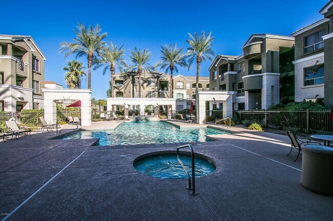 Carlyle Pool Area - 5303 N 7th St Unit 214