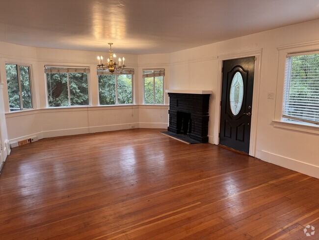 Large living room dining room with lots of light - 535 Belle Ave Unit 535 belle apt b