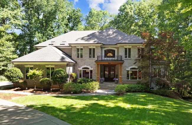 Building Photo - Luxurious 5-Bed Sanctuary with Scenic View... Rental