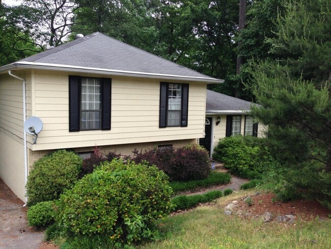Building Photo - 212 Glenvalley Ln NW Rental