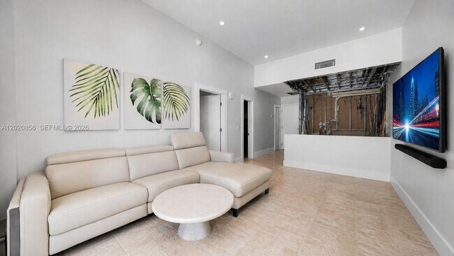 6917 Collins Ave Unidad L-107