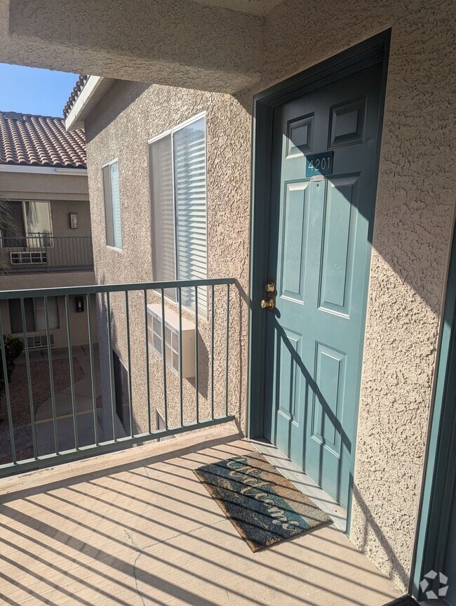 Building Photo - One Bedroom Smokey Lane Condo! Unit 4201