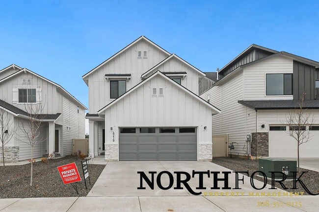 Building Photo - Modern Comfort Meets Meridian Living