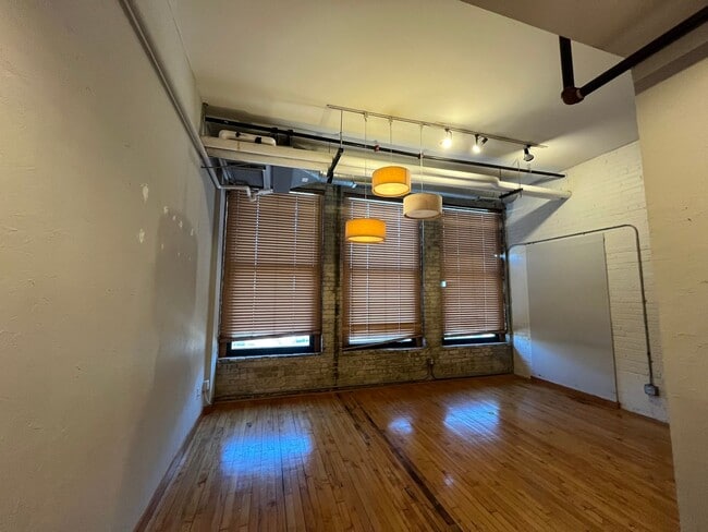 Building Photo - Spectacular industrial style studio, 1 ful... Unit 211 Rental