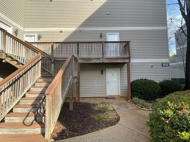 Photo - Welcome to this charming 1-bedroom, 1-bathroom Apartment, located in the vibrant city of Charlott...