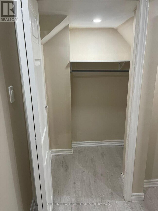 Photo - 96 Yardley Cres