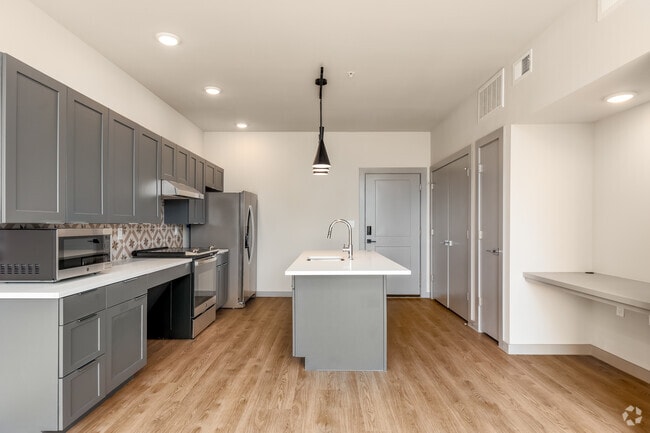 1BR, 1BA - 700SF