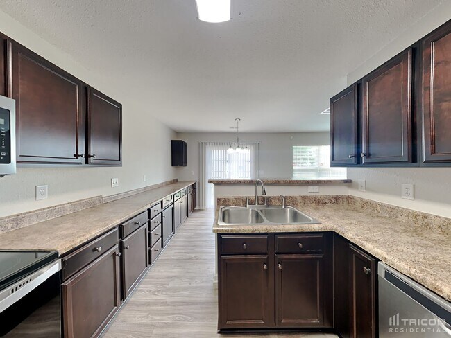 Photo - 905 Farnsworth Dr