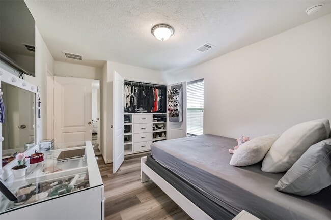 Photo - 25546 Kensington Lk Dr