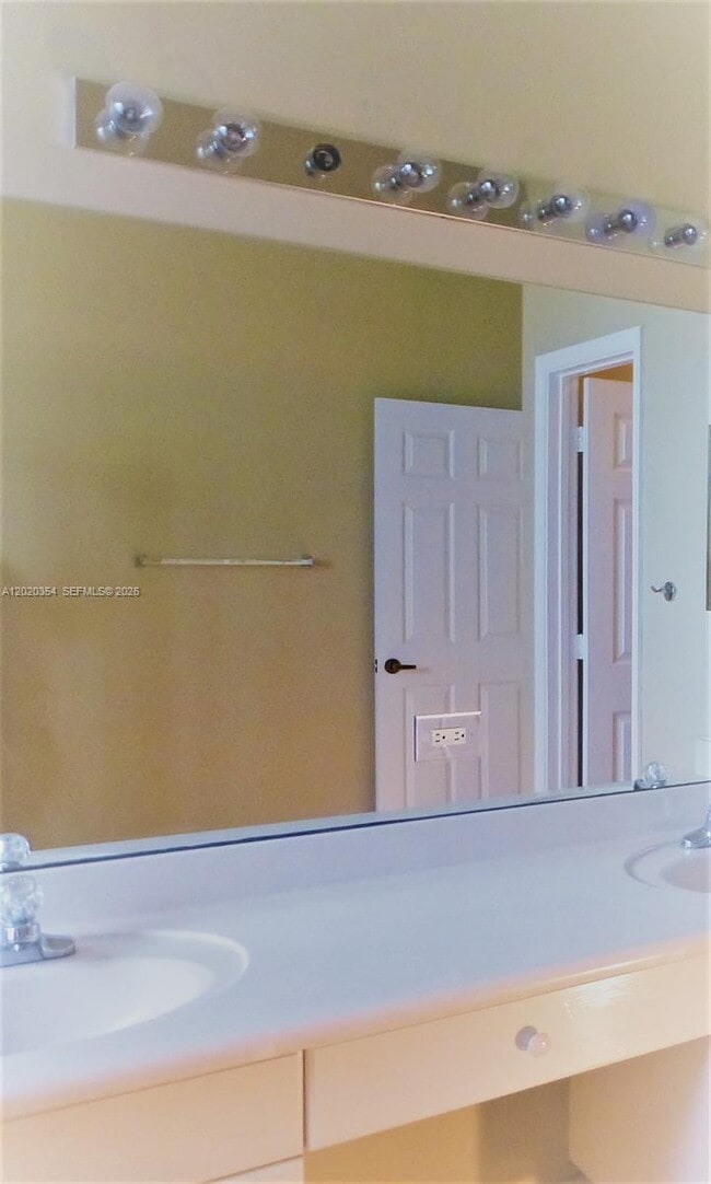 Photo - 1139 Chenille Cir