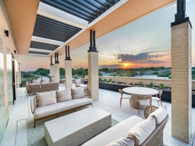 Take in sweeping Dallas sunsets from Modera Trailhead’s stylish rooftop lounge, designed for both relaxation and connection.