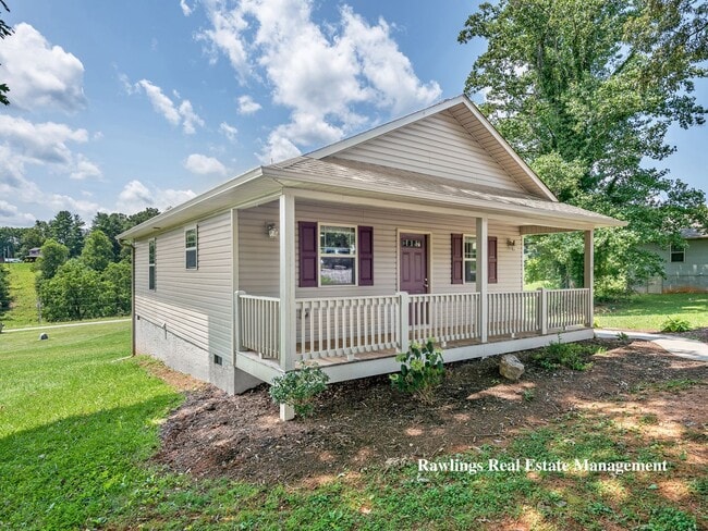 Building Photo - Charming Weaverville Bungalow Rental