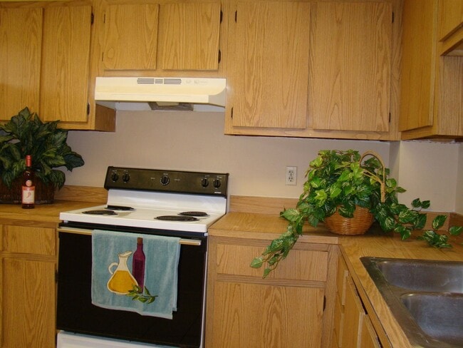 Photo - LARGE 2/2 IN CORAL SPRINGS PRICED RIGHT Tile Floor - Screened Patio - 1 Day Approval Unit 108