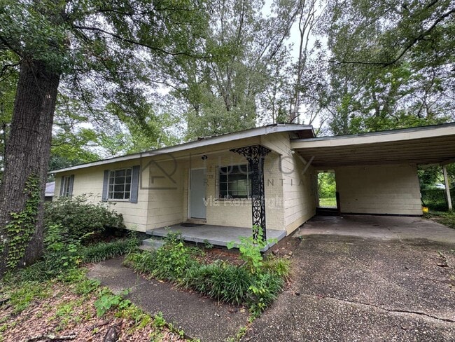 Building Photo - 323 Colonial Dr