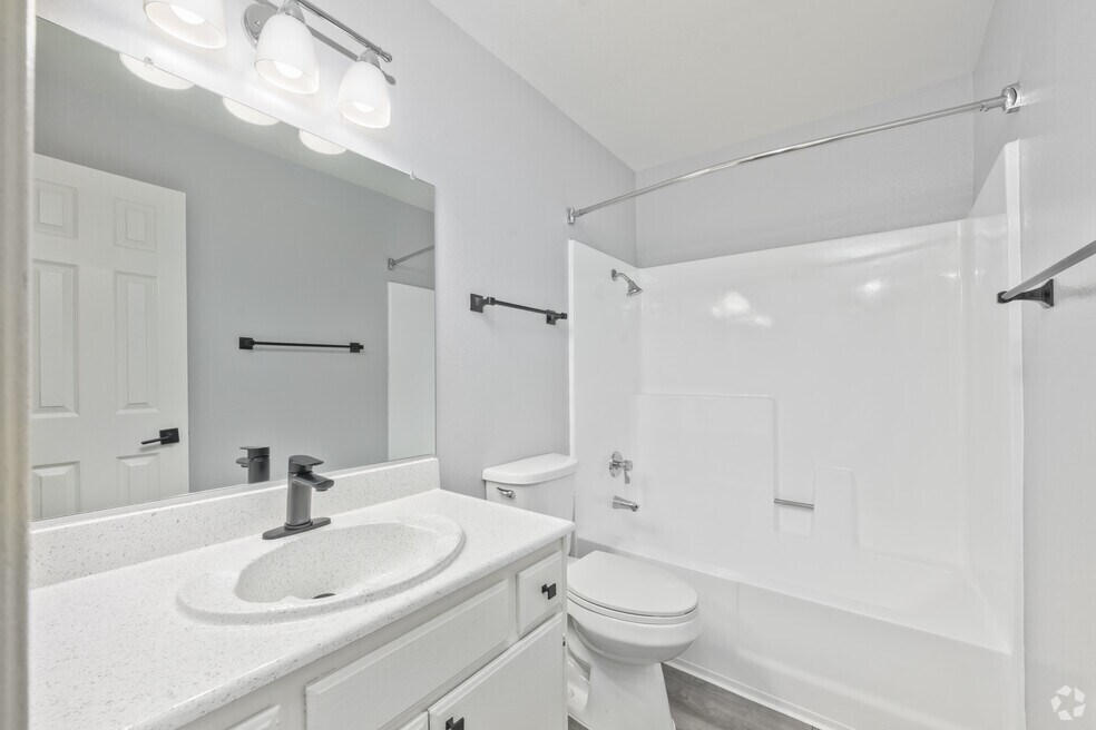 2BR, 2BA - 900SF - Second Bathroom