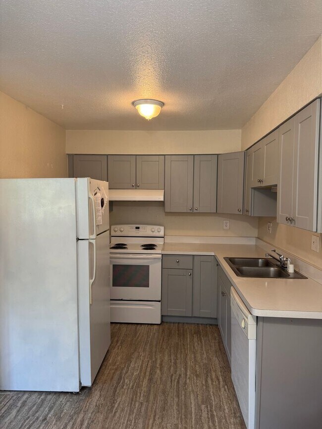 2 bed/ 1 bath in well maintained 4plex - 2 bed/ 1 bath in well maintained 4plex Casa