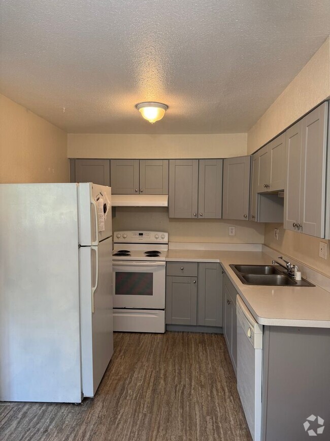 Building Photo - 2 bed/ 1 bath in well maintained 4plex Rental